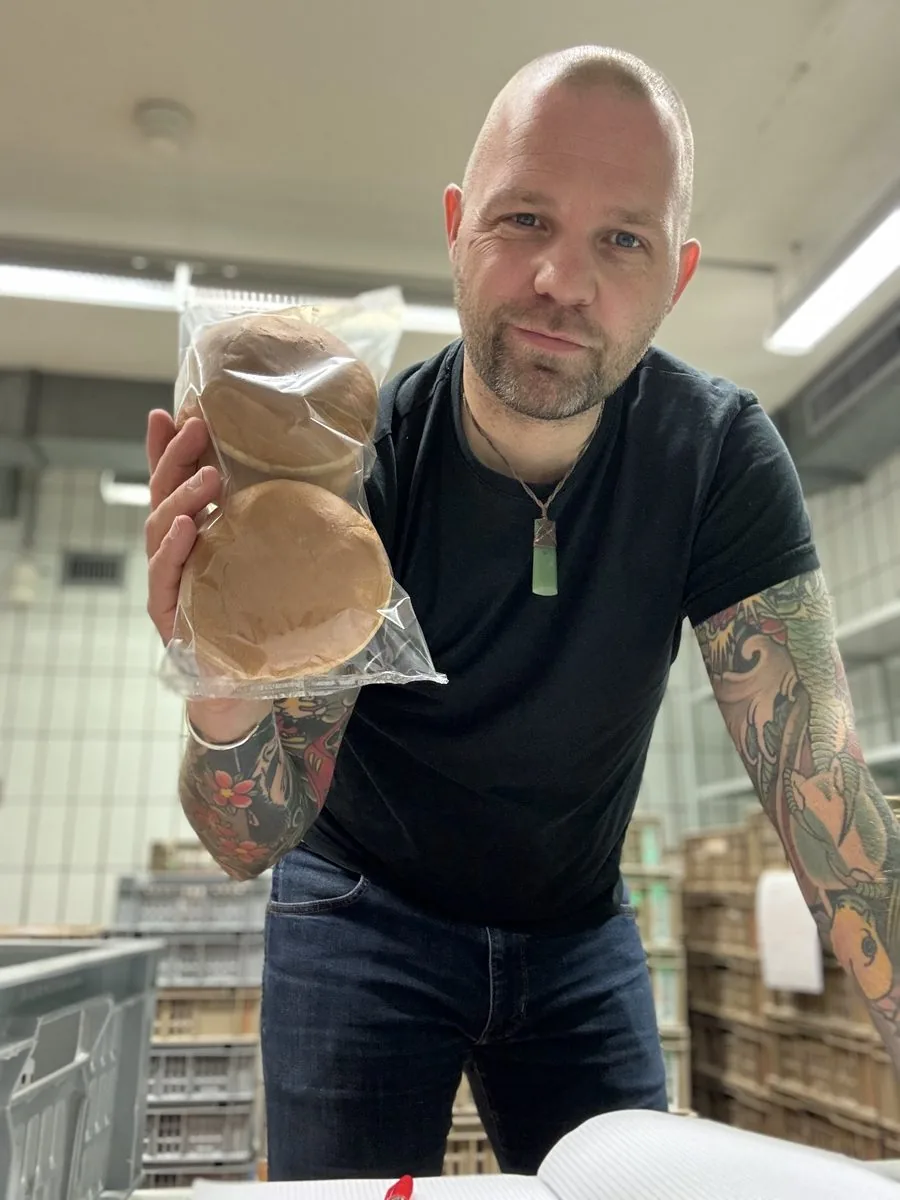 André Strohwald mit verpackten Broetchen in der Produktion